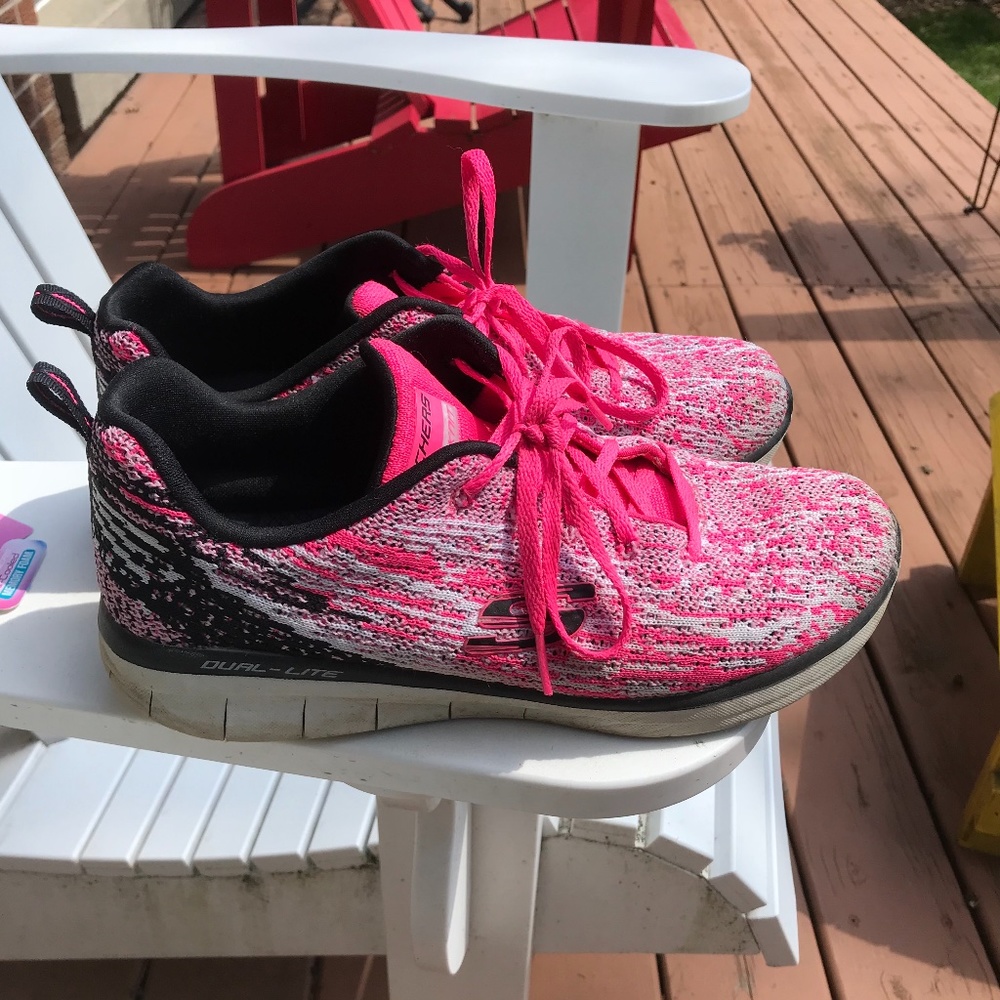 Skechers Air Cooled Memory Foam Sneakers - size 9